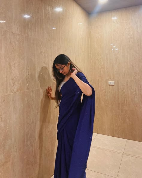 Tips For Farewell Saree, Farewell Saree Photoshoot, Navy Blue Saree For Farewell, Blue Farewell Saree, 12th Farewell Sarees, Dark Blue Saree For Farewell, Farewell Sarees Colleges Chiffon, College Farewell Outfits, Blue Saree Aesthetic