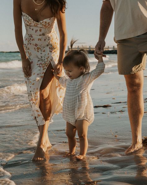 Baby Beach Photos, Beach Photoshoot Family, Sunset Family Photos, Beach Photography Family, Family Beach Portraits, Beach Photo Session, Fall Family Portraits, Toddler Beach, Family Beach Pictures