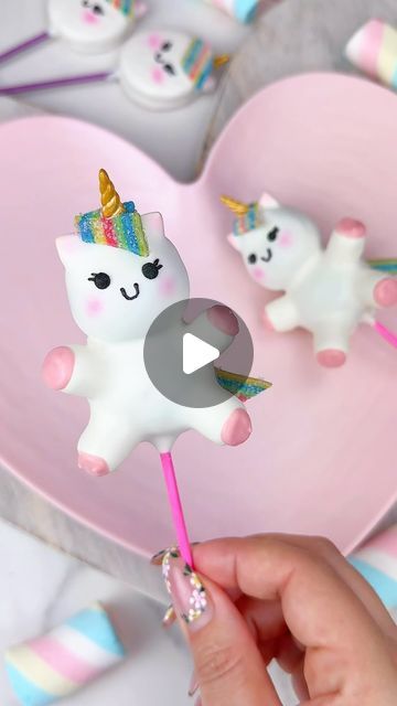 Cake Pops Unicorn, Unicorn Mini Cake, Cakepops Ideas Decoration, Mini Unicorn Cake, Candy Cake Pops, Cakes Unicorn, Vanilla Loaf, Metdaan Cakes, Maria Gomez