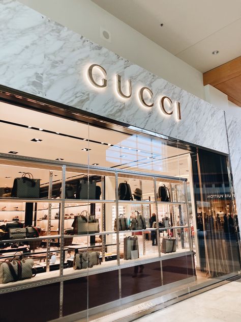 Gucci Store Aesthetic, Couture Stores, Stone Island Store, Marble Board, Gucci Store, Rich Lifestyle, Store Fixtures, Store Interior, Store Front