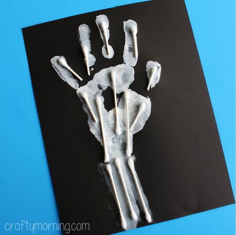 Quick, easy & fun skeleton craft using Q-tips: skeleton hand print craft would work for X is for X-ray for ABC art too. Skeleton For Kids, Skeleton Craft, Crafty Morning, Halloween Art Projects, Halloween Infantil, Halloween Crafts For Toddlers, October Crafts, Halloween Arts And Crafts, Handprint Craft