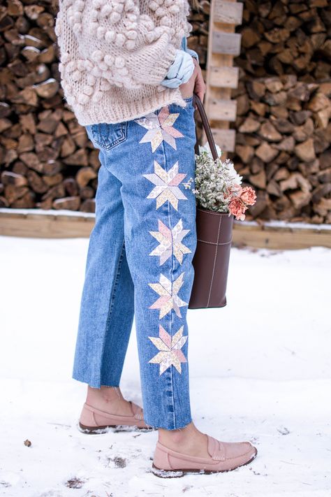 Quilt Jeans Patchwork, Quilt Patch Overalls, Quilted Jeans Patchwork, How To Make Patchwork Jeans, Embellishing Clothes Diy, No Sew Upcycled Clothing, Repurpose Quilts Ideas, Boho Sewing Projects, Embellished Jeans Diy