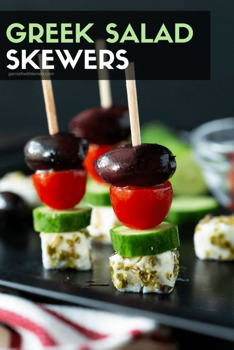 Easy Greek Salad, Salad Skewers, Delicious Appetizers, Make Ahead Appetizers, Gluten Free Appetizers, Snack Prep, Finger Foods Easy, Super Party, Appetizer Bites