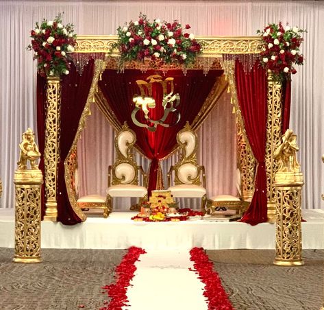 Red Wedding Mandap, Simple Mandap Designs Indian Indoor, Red And Gold Mandap, Red Mandap Indian, Traditional Vidhi Mandap, Mandap Decoration, Mandap Design, Mandap Decor, Red And Gold