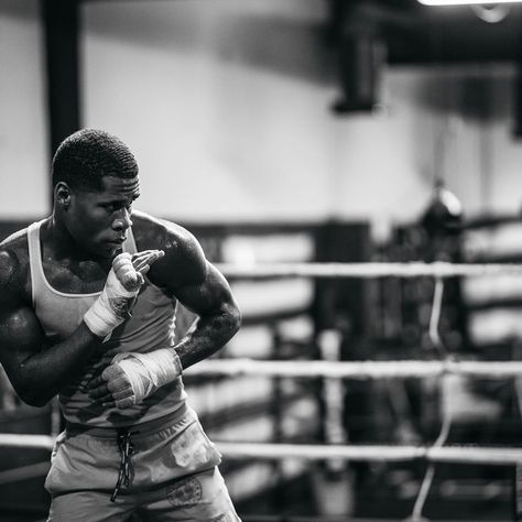 Boxing Men, Devin Haney, Boxer Aesthetic, Boxing Training Workout, Boxing Clothes, Sparring Partner, Boxing Images, People Reference, Film Ideas