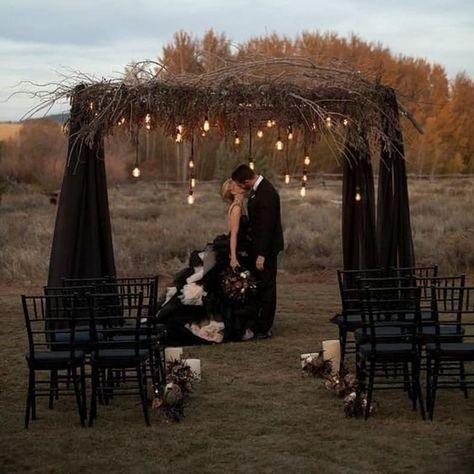 Dark Romantic Wedding, Gothic Wedding Theme, Dark Wedding Theme, Halloween Themed Wedding, Goth Wedding, Dark Wedding, Moody Wedding, Future Wedding Plans, Gothic Wedding