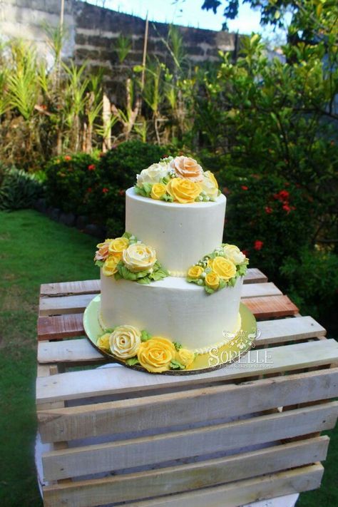 Yellow Floral Cake, Wedding Cake Buttercream Flowers, Cake With Buttercream Roses, Yellow Flower Cake, Flower Cake Ideas, Wedding Cake With Buttercream, Yellow Rose Wedding, Golden Anniversary Cake, Buttercream Rose Cake