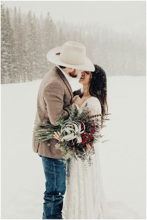 Snow Wedding Photos, Photos Snow, Winter Wedding Attire, Winter Romance, Photography Snow, Snow Wedding, Photos Winter, Creek Wedding, Winter Wedding Bouquet