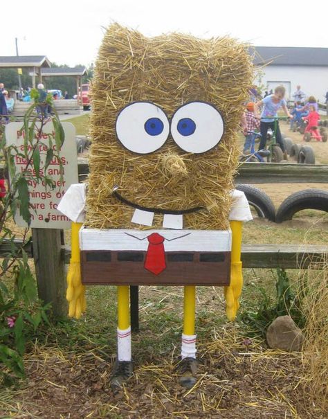 Garden Scarecrow Ideas, Hay Bale Decorations, Hay Bale Ideas, Garden Scarecrow, Hay Bale Art, Giant Doll, Fall Festival Decorations, Scarecrow Ideas, Scarecrow Festival