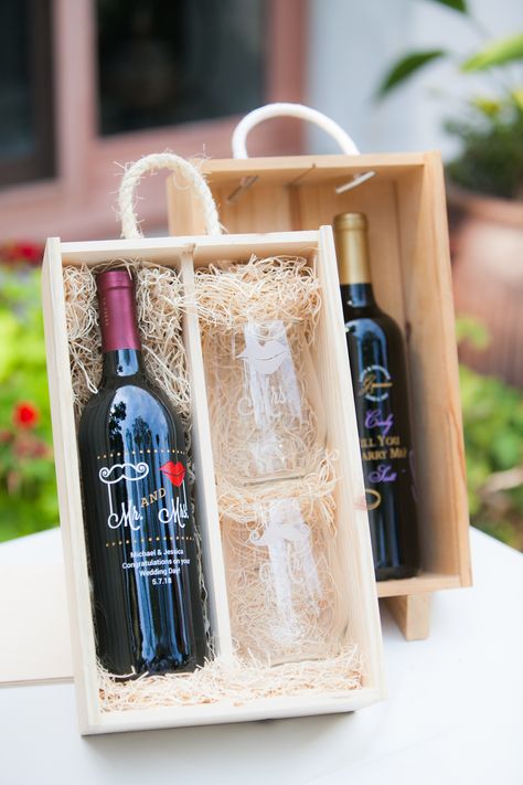 Padrinos Proposal Spanish Gifts, Wine And Glasses Gift Basket, Wine Box Ideas Gift, Diy Boxes For Gifts, Wine Present Ideas, Bottle Gift Ideas, Wine Gift Box Ideas, Wine Box Gift, Engraved Wine Bottles