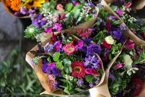 Making Market Bouquets - Floret Flowers Market Bouquets, Farmers Market Flowers, Bouquet Recipe, Cut Flower Farm, Apple Mint, Flower Business, Market Garden, Flower Farmer, Cut Flower Garden