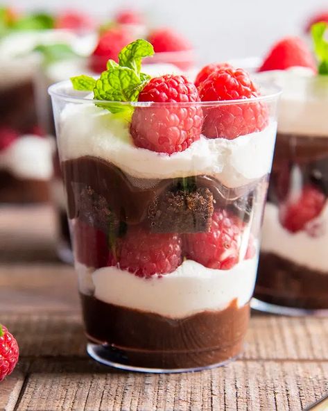 These brownie trifle cups are delicious individual trifles with layers of chocolate pudding, brownie bites, whipped cream, and raspberries! Brownie Trifle Cups, Individual Trifles, Trifle Cups, Brownie Pudding, Brownie Trifle, Homemade Chocolate Pudding, Dessert Cups Recipes, Mini Dessert Cups, Raspberry Brownies