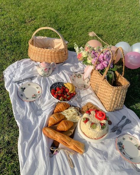 Picnic Basket Aesthetic, Picnic Birthday Party Aesthetic, Birthday Party Aesthetic, Basket Aesthetic, Picnic Party Decorations, Picnic Birthday Party, Picnic Birthday, Party Aesthetic, Birthday Balloon Decorations