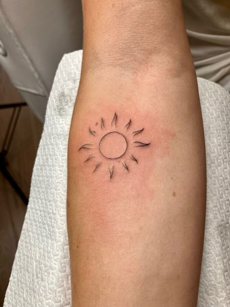 Sun Fineline Tattoo, Tattoo Earthy, Minimalistic Sun Tattoo, Fineline Sun Tattoo, Sunshine Tattoos, Tiny Sun Tattoo, Unique Sun Tattoo, Sun Tattoo Design, Simple Sun Tattoo