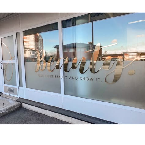 Beauty Salon Front Door Design, Brand Backdrop Design, Salon Windows Ideas, Italian Salon Interior Design, Beauty Salon Shop Front Design, Spa Store Front Ideas, Salon Store Front Ideas Window, Salon Front Window Ideas, Nail Salon Window Display