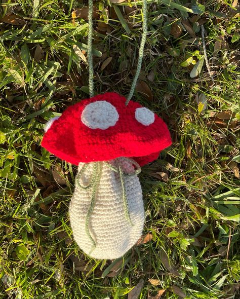 crocheted mushroom bag with a off-white base and a Red mushroom cap Mushroom Crochet, Crochet Mushroom, Crochet Clutch, Fun Crochet Projects, Diy Crochet Projects, Bag Crochet, Story Highlights, Cute Crafts, Yarn Crafts