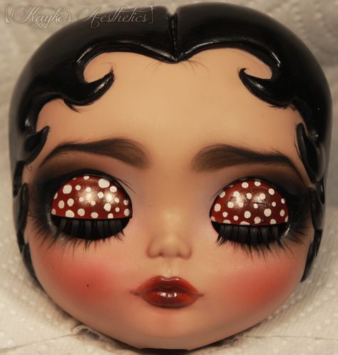 commission for Roterwolkenvogel Blythe Dolls Creepy, Blythe Face, Doll Sculpting, Fairy Art Dolls, Snowshoes, Betty Boop Art, Birthday Fashion, Blythe Custom, Blythe Clothes