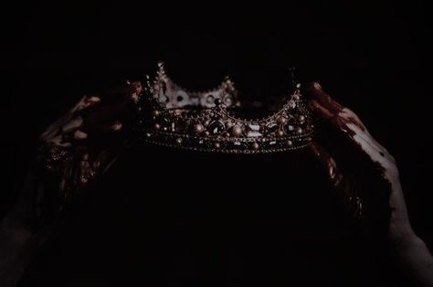 King Crown Aesthetic, Evil Royalty Aesthetic, Feyre Aesthetic, Evil Queen Aesthetic, Nova Aesthetic, Rose Wilson, House Lannister, Crown Aesthetic, Victoria Aveyard