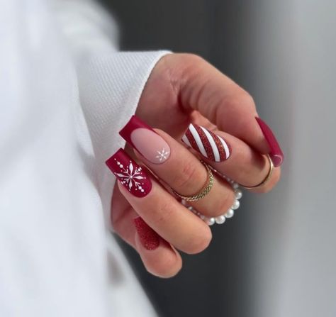 💅 amanda.sudolll 👈 Instagram Christmas Nails Short, Candy Cane Nails, December Nails, Red Christmas Nails, Cute Christmas Nails, Christmas Nails Easy, Christmas Gel Nails, Christmas Nail Art Designs, Christmas Nails Acrylic