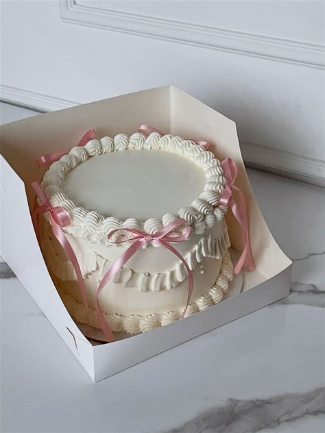 Cute 17 Birthday Cakes, Coquette Cakes Birthday, 18th Birthday Party Ideas Pink And White, Pink Bday Decorations Aesthetic, 19th Bday Cake Ideas, Simple Vintage Cake Designs, 18th Birthday Cake Aesthetic Pink, White Cake With Bows, Pink And White Bday Cake