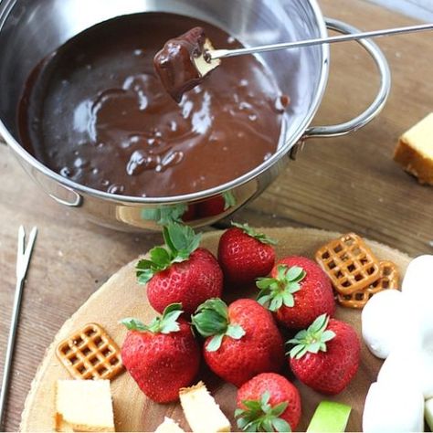 Easy Chocolate Caramel Fondue | Salted Caramel Fondue Chocolate Caramel Fondue, Caramel Fondue, Dessert Fondue, Fruit Dips, Fondue Recipe, Chocolate Trifle, Applesauce Cake, Fondue Recipes, Caramel Cheesecake