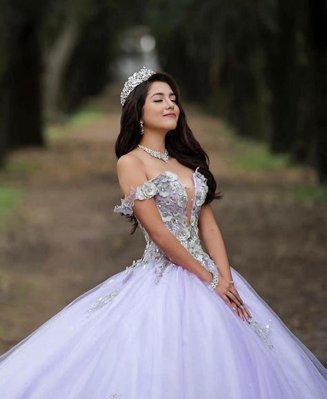 Quince Picture Ideas, Quince Photos, Quinceañera Photoshoot Ideas, Quince Photoshoot Ideas, Quince Photography, Quince Pictures, Princess Photo Shoot, Quinceanera Pictures, Quinceañera Dresses