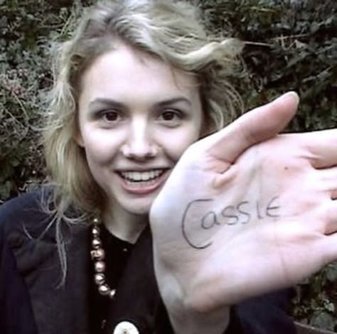 Cassie Ainsworth Aesthetic, Skins Gen 1, Cassie Ainsworth, Cassie Skins, Paznokcie Hello Kitty, Hannah Murray, Skin Aesthetics, Skins Uk, Arte Van Gogh