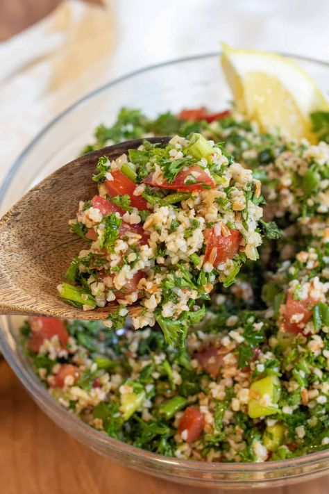 It's healthy and packed full of fresh herbs, our Easy Homemade Tabbouleh (tabouli) recipe is a simple but flavorful Eastern Mediterranean salad that requires no cooking. It's a great way to put an abundance of fresh herbs to delicious, nutritious use! Resturant Menu, Tabouli Salad Recipe, Tabouli Recipe, Tabouli Salad, Healthy Vegan Snacks, Heart Healthy Recipes, Mediterranean Diet Recipes, Cheap Meals, Middle Eastern Recipes