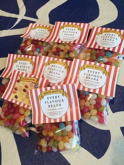 FREE downloadable label for Bertie Bott's Jelly Beans using Trader Joe's Gourmet Jelly Beans Bertie Botts Every Flavor Beans, Harry Potter Motto Party, Harry Potter Weihnachten, Baby Harry Potter, Harry Potter Themed Party, Harry Potter Snacks, Harry Potter Party Favors, Harry Potter Candy, Harry Potter Party Decorations