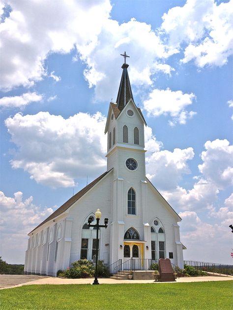 St Mary's Catholic Church. Absolutely charming church, with beautiful grounds and cemetery. Ellingen, TX White Colonial, Church Building Design, Abandoned Churches, Church Aesthetic, Images Hello Kitty, Church Backgrounds, Old Country Churches, Church Pictures, Country Church