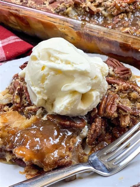 Southern Living Pecan Pie Cobbler Recipes Back To My Southern Roots Recipes, Pecan Pie Casserole, Pecan Pie Cobbler Recipe, Pecan Cobbler Recipe, Honey Baking, Pecan Treats, Pumpkin Pecan Cobbler, Pecan Pie Cobbler, Classic Pecan Pie