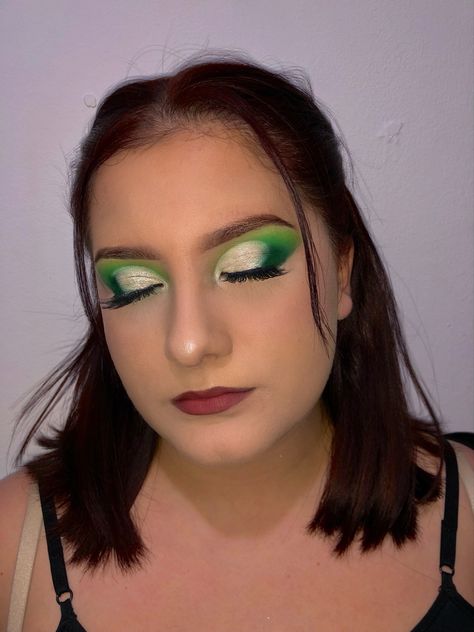 Green eyeshadow with cut crease Green Cut Crease, Green Eyeshadow, Cut Crease, Cut And Color, Green, Red, Color