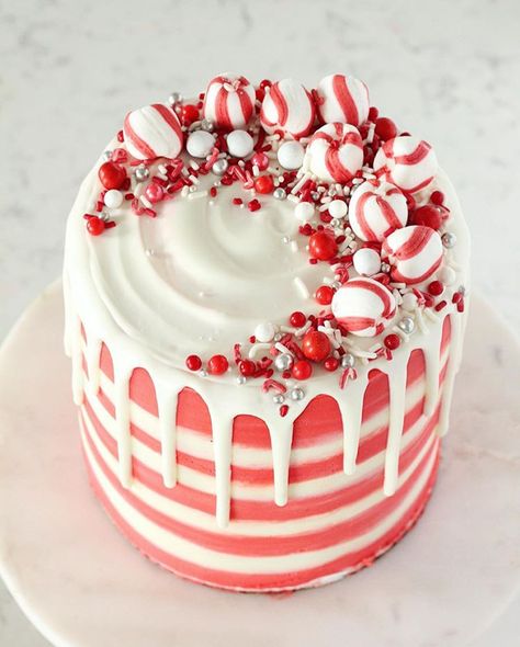 Candy cane cake Peppermint Frosting, Baking With Blondie, Peppermint White Chocolate, Chocolate Peppermint Cake, Peppermint Cake, White Chocolate Cake, Peppermint White, White Cake Recipe, Christmas Cake Designs