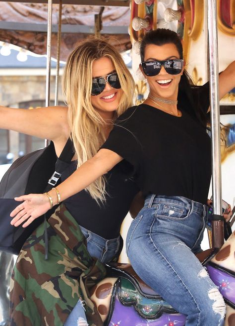 Khloe & Kourtney Kardashian rock smiles and trendy oversized shades while enjoying themselves on a carousel in Encino. Klohe Kardashian, Khloe And Kourtney, Estilo Khloe Kardashian, Kourtney And Khloe, Khloe Kardashian Style, Khloe K, Jenner Family, Kardashian Outfit, Celebrity Style Inspiration