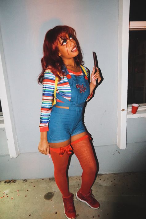 Female Chuckie Costume, Halloween Villians Female, Chucky Halloween Costume Black Female, Chucky Outfit Women, Chucky Costume Black Women, Chucky Female Costume, Chucky Girl Costume, Cute Halloween Costumes For Duos, Chucky Costume Female