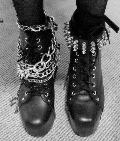 DIY Borcegos con tachas y cadenas Metal Boots, Goth Shoes, Mode Shoes, Punk Shoes, Gothic Shoes, Black Punks, Punk Emo, Rock Metal, Estilo Punk