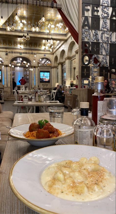 Italian Restaurant Date Aesthetic, Food In Hotel Aesthetic, Restaurant London Aesthetic, London Italian Restaurant, Hotel Restaurant Aesthetic, Italian Cooking Class Aesthetic, Eating Restaurant Aesthetic, London Dinner Restaurant, Restaurant Food Astethic