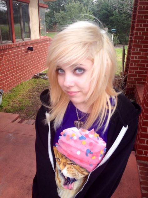 scenecore scene queen scenequeen 2014 2010 2011 2013 2015 Scene Kid Hair, Emo Aesthetic Outfit, Blonde Scene Hair, Scene Emo Fashion, Curly Scene Hair, Emo Scene Girls, Scene Queen, Emo Scene Hair, Scene Girl