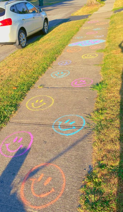 Sidewalk Chalk Aesthetic, Easy Chalk Drawings Step By Step, Chalk Driveway Ideas, Pride Chalk Art, Bluey Chalk Art, Fun Chalk Ideas, Easy Chalk Drawings Ideas, Sidewalk Chalk Art Ideas Easy, Chalk Ideas Sidewalk