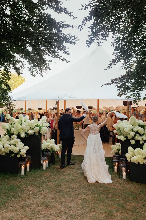 Classic Summer Wedding, Elegant Backyard Wedding, Elegant Backyard, Tent Wedding Reception, Hamptons Wedding, Vogue Wedding, Wedding Inspiration Summer, Wedding Tent, France Wedding