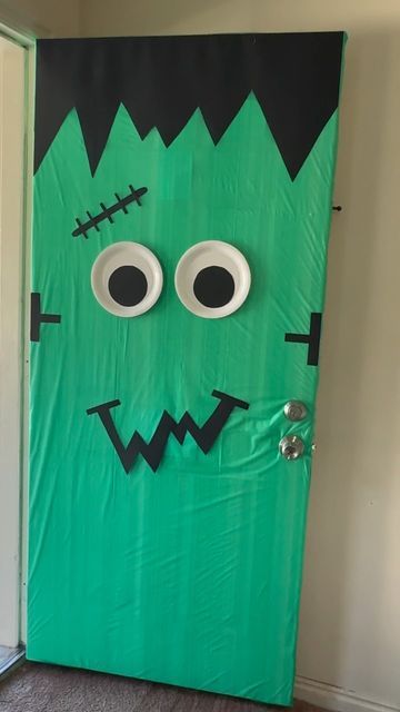 Frankenstein Classroom Door, Simple Halloween Door Decor, Frankenstein Door Decoration, Puerta Halloween, October Halloween, Halloween Door Decorations, Classroom Door, Halloween Door, Easy Halloween