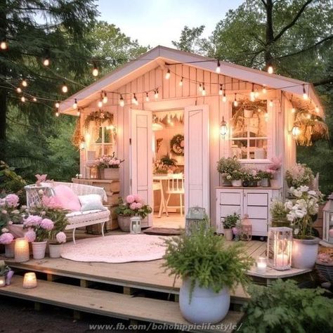 Small She Shed, She Shed Interior Ideas, She Shed Decorating Ideas, She Shed Interior, Old School Bus, Shed Interior, Backyard Cottage, Backyard Sheds, Backyard Paradise