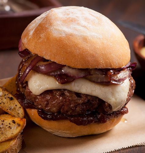 Discover how to make the best homemade wagyu beef burgers with this Wagyu Beef Burger recipe from our Winery Chef in Napa Valley at Silver Oak Cellars. French Onion Salisbury Steak Recipe, Ful Recipe, Wagyu Beef Burger, Wagyu Burger, Burger Recipes Beef, Meat Entrees, Homemade Burger, Easy Cheese Recipes, Kobe Beef