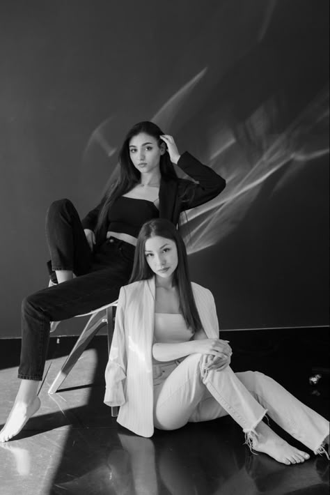 3 Models Photoshoot Editorial, 2 Models Photoshoot Poses, Photoshoot Ideas For Two People, Duo Studio Photoshoot, 2 Women Photoshoot, Female Duo Poses, 2 Person Photoshoot Poses, Bestie Photoshoot Ideas Studio, 2 Sisters Aesthetic