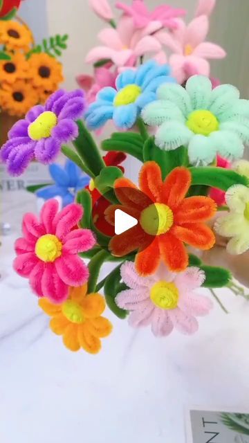 Fuzzy Sticks Ideas, Pipecleaner Flower Tutorial, Pipecleaner Flowers How To Make Easy, Flowers Made From Pipe Cleaners, Diy With Pipe Cleaners, How To Make A Flower Out Of Pipe Cleaner, Flowers Pipe Cleaners, Flowers From Pipe Cleaners, Flowers With Pipe Cleaners