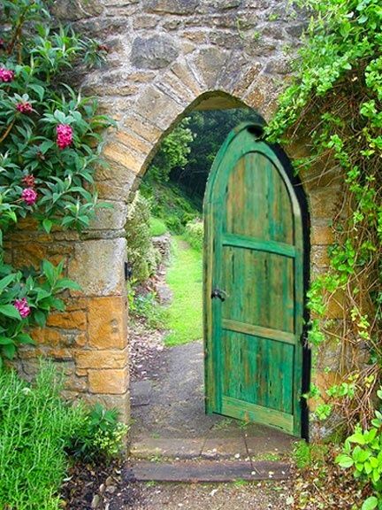 la porte qui s'ouvre sur la liberté (champs, sauvage,etc) Arch Gate, Custom Gates, Cool Doors, Green Door, Old Doors, Garden Doors, Unique Doors, Beautiful Doors, Garden Gates