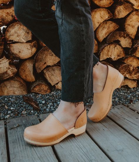 Brett low closed-back clogs in ecru veg tan | Sandgrens Sandgrens Clogs, Clogs Outfit, Clogs Style, Cork Sandals, Wooden Clogs, Elegant Shoes, Leather Clogs, Womens Clogs, Dexter