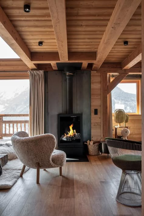 Luxury Chalet Design, Chalet Fireplace Modern, Christmas Chalet Decoration, Alpine Interiors Chalet Style, Scandinavian Lodge Interior, Alpine Chalet Interior Design, Mountains Interior Design, Modern Alpine Chalet, Alpine Chalet Decor