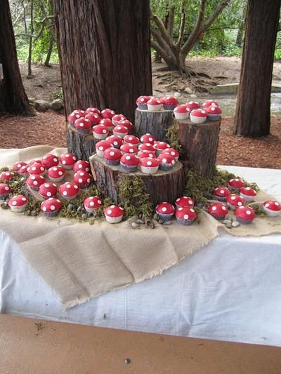 Mushroom Cupcakes Fairy Tale Cupcakes, Mushroom Cupcakes Woodland, Enchanted Forest Cupcakes, Forest Birthday Party Ideas, Mushroom Cakes, Mushroom Cupcakes, Mushroom Party, Smurfs Party, Cupcakes Graduation