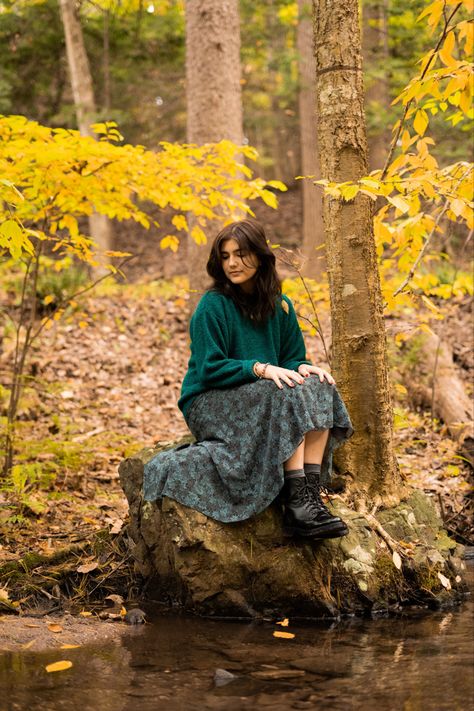 Fall Inspiration Photos, Moody Style Fashion, Graduation Unique Pictures, In The Woods Outfit, Fall Nature Photoshoot, Fall Professional Photoshoot, Fall Photography Inspiration, Fall Vintage Photoshoot, Early Fall Photoshoot